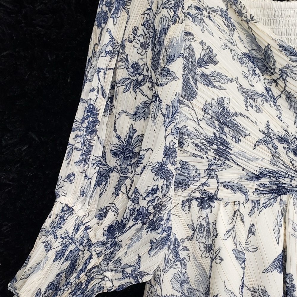 EUC Express White Blue Ruffled Peplum Blouse Metallic Gold Shimmer Size Small - Picture 7 of 8
